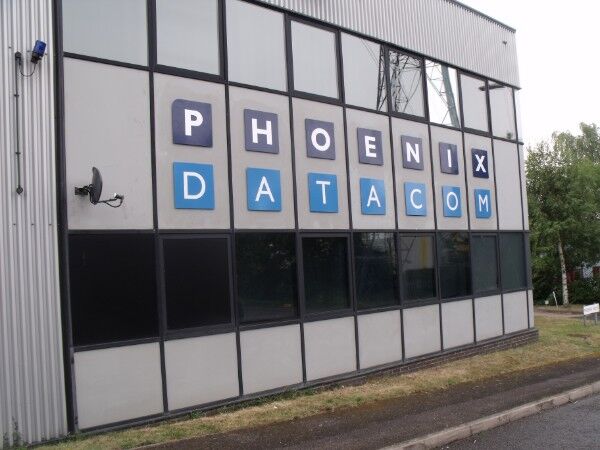 flat-cut-aluminium-letters-sign-written-with-vinyl